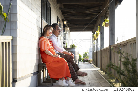 已婚夫婦享受觀光 129246802