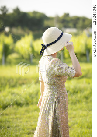 穿過葡萄園的女人 129247046