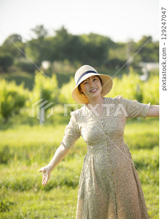 穿過葡萄園的女人 穿過葡萄園的女人 129247047