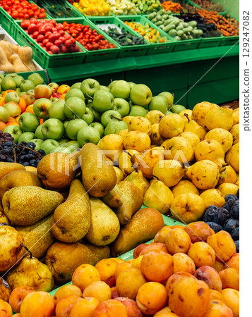 Fruit display in a grocery store 129247082