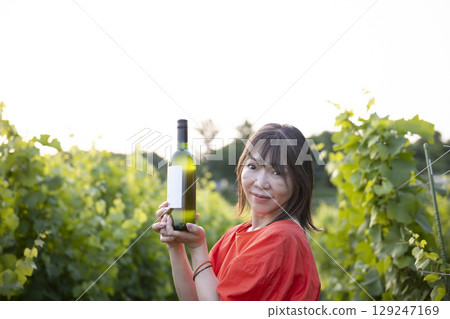站在葡萄園前的女人 129247169