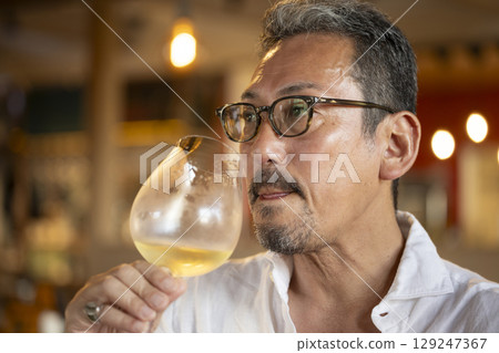 Male drinking wine 129247367