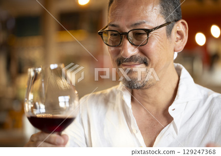 男性喝紅酒 129247368