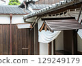 被雨水打濕的傳統日本房屋的屋簷 129249179