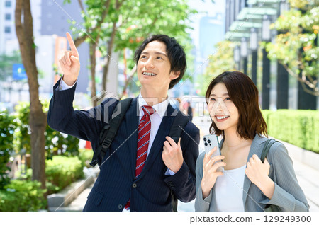 Businessmen and businesswomen commuting to work Businessmen and businesswomen commuting to work 129249300