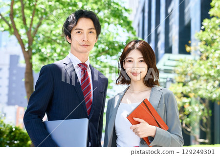 Businessmen and businesswomen commuting to work Businessmen and businesswomen commuting to work 129249301