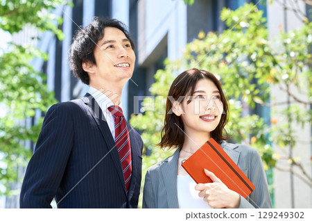 Businessmen and businesswomen commuting to work 129249302