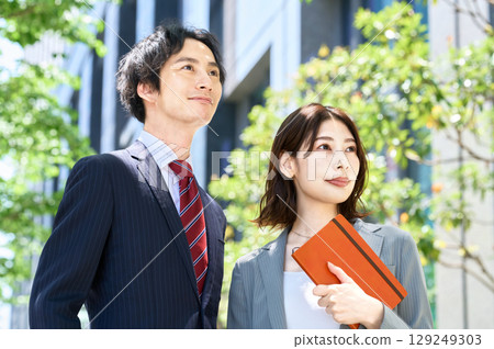 商人和女商人通勤 129249303