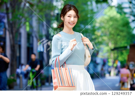 時尚的年輕女性購物 129249357