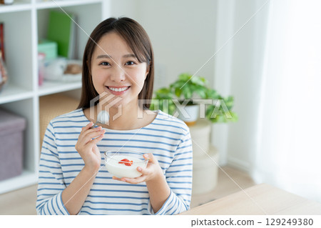 吃酸奶的少婦 吃酸奶的少婦 129249380