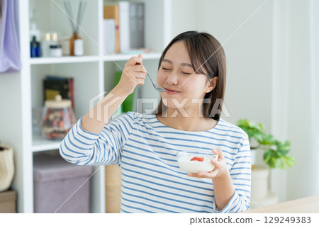 吃酸奶的少婦 129249383