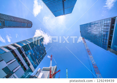 8月5日，日本東京都市風景。酷熱難耐…打樁機等大型重型機械排成一列…邁向新的篇章…=澀谷 129249439