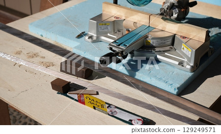 台鋸等工具、尺等。 129249571