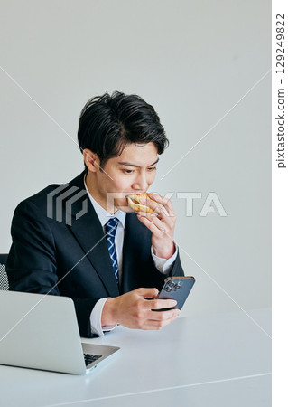 年輕人午餐吃漢堡 129249822
