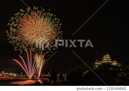Ozu Castle and the spectacular fireworks display that colors the summer night sky Ozu Castle and the spectacular fireworks display that colors the summer night sky 129249868