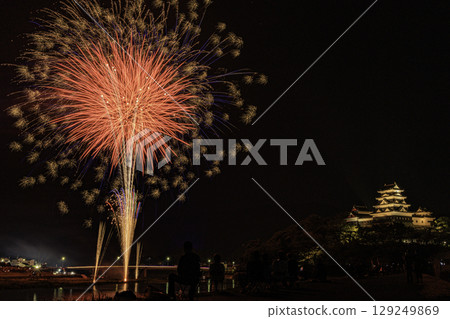 Ozu Castle and the spectacular fireworks display that colors the summer night sky 129249869