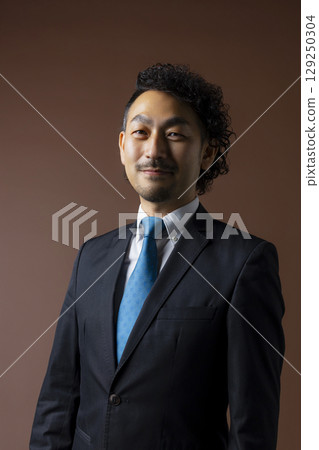 穿著西裝的留著鬍鬚的商人 129250304