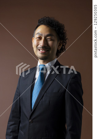 穿著西裝的留著鬍鬚的商人 129250305