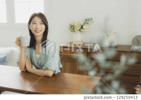 一個女人喝咖啡 129250413