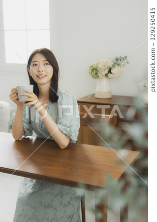 一個女人喝咖啡 一個女人喝咖啡 129250415