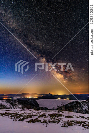 The Milky Way and Lake Kussharo in winter as seen from Bihoro Pass The Milky Way and Lake Kussharo in winter as seen from Bihoro Pass 129250891