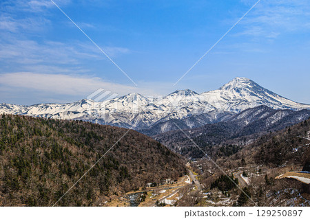 春天的知床山脈的壯麗景色 春天的知床山脈的壯麗景色 129250897