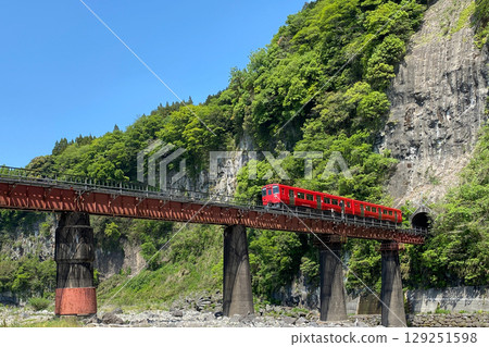 Iwato scenery Hyakueda iron bridge and red train 129251598