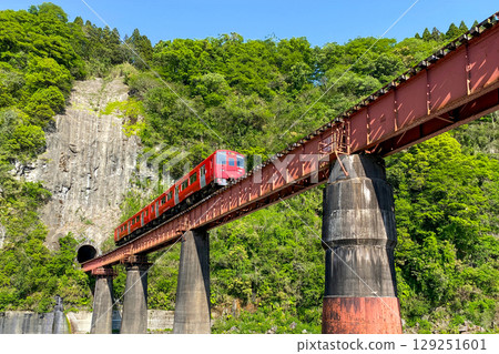 Iwato scenery Hyakueda iron bridge and red train 129251601