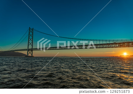 Dusk of the Akashi Kaikyo Bridge 129251873