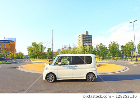Scene of cars driving through a roundabout 129252130