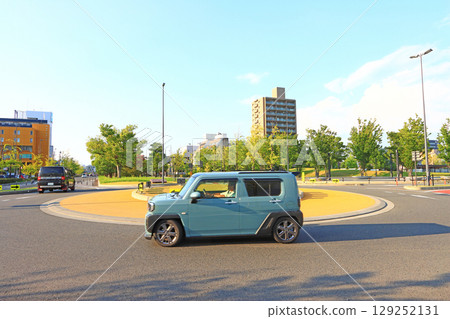 Scene of cars driving through a roundabout 129252131