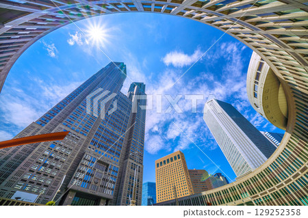 8月5日，日本東京城市景觀。俯瞰東京都廳舍和辦公大樓…新時代的一線希望… 129252358