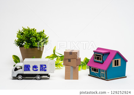送貨行李被留在門口的圖片 送貨行李被留在門口的圖片 129252924