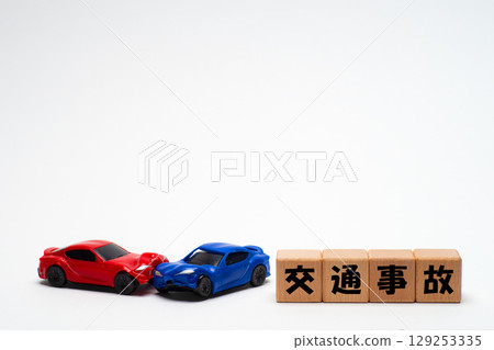 因交通事故車身變形的微型車 因交通事故車身變形的微型車 129253335