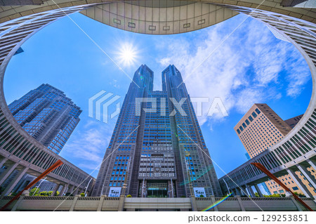 8月5日,日本東京城市景觀。俯瞰東京都廳舍和辦公大樓…新時代的一線希望… 8月5日,日本東京城市景觀。俯瞰東京都廳舍和辦公大樓…新時代的一線希望… 129253851