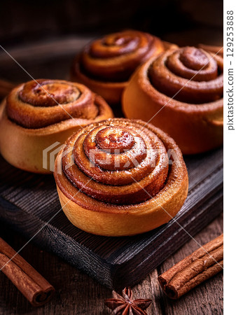 cinnamon roll  129253888