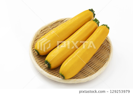 黃色西葫蘆放在白色背景的托盤上 129253979
