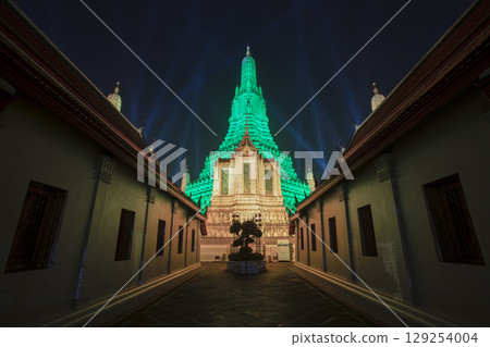 Global Greening Programme 2021 In celebration of the National Day of Ireland, Wat Arun Temple, on the Chao Phraya River in Bangkok, Thailand. Global Greening Programme 2021 In celebration of the National Day of Ireland, Wat Arun Temple, on the Chao Phraya River in Bangkok, Thailand. 129254004