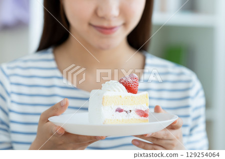 吃蛋糕的一個少婦 129254064