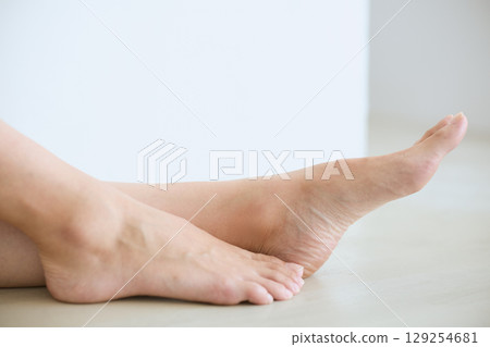 微笑的年輕女子觸摸她的皮膚並進行皮膚護理 - 微笑的年輕女子觸摸她的皮膚並進行皮膚護理 - 129254681