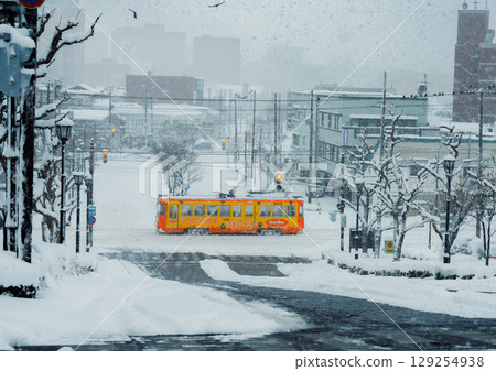 橙色電車穿過雪城 129254938