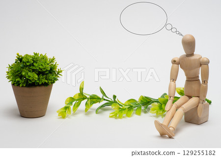 一個畫著對話框、面無表情的娃娃 129255182