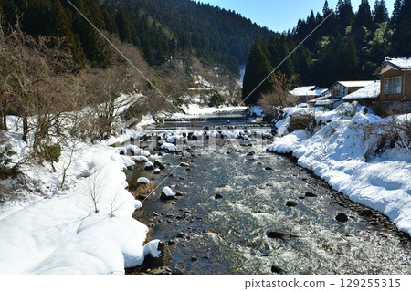 Snowy scenery of Hayadegawa River (Niigata Prefecture) 129255315