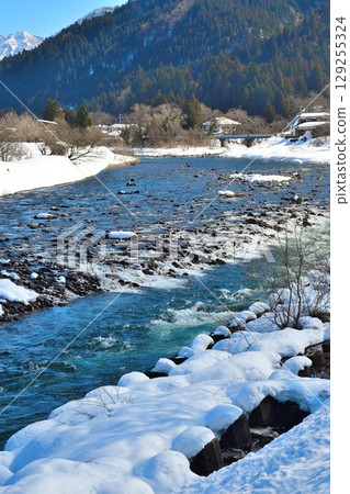 Snowy scenery of Hayadegawa River (Niigata Prefecture) Snowy scenery of Hayadegawa River (Niigata Prefecture) 129255324