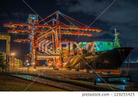 東京港青海貨櫃碼頭的貨櫃船和起重機（工廠夜景） 129255425