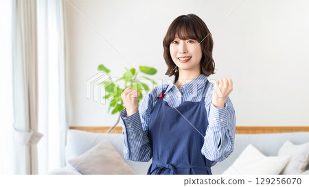 圍裙的一名婦女與膽量擺在 129256070
