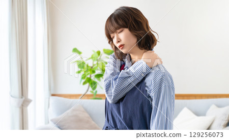 一位穿著圍裙、肩膀僵硬的女士 129256073