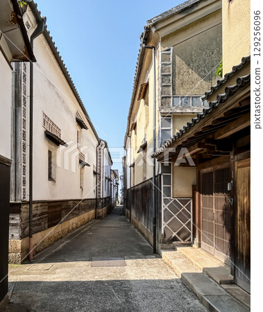 The charming streets of Tomonoura, where the old townscape remains 129256096