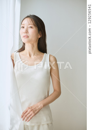 Natural portrait of a woman in natural light Natural portrait of a woman in natural light 129256541
