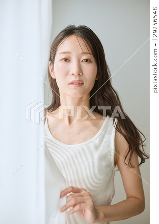 自然光包圍下的女性自然肖像 129256548